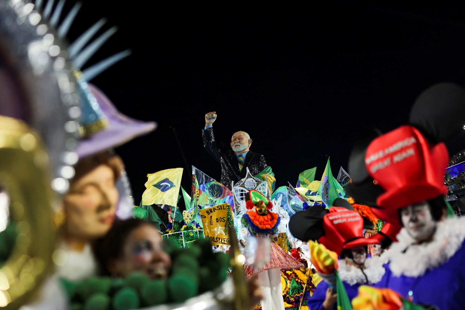Desfile da Acadêmicos de Niterói homenageia Lula e gera reação da oposição