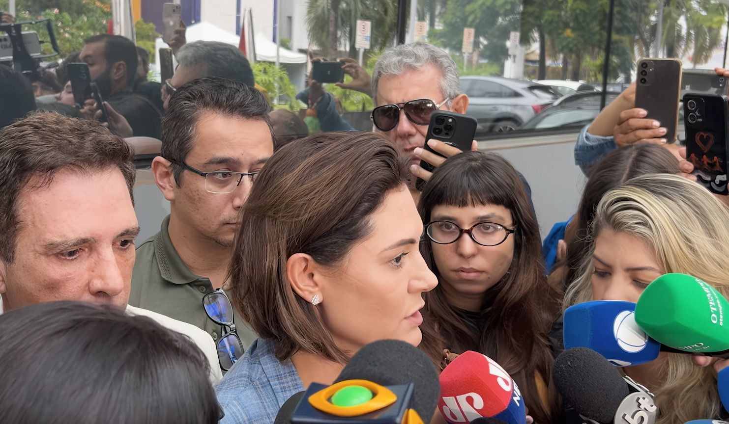 Michelle Bolsonaro não confirma candidatura ao Senado e diverge de filhos de Bolsonaro