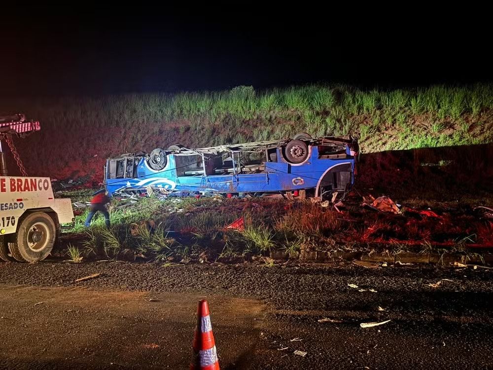 Ônibus tomba na BR-153 em SP: acidente deixa 6 mortos e 45 feridos