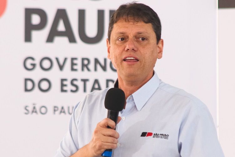 Tarcísio questiona rigor do TSE após desfile em homenagem a Lula