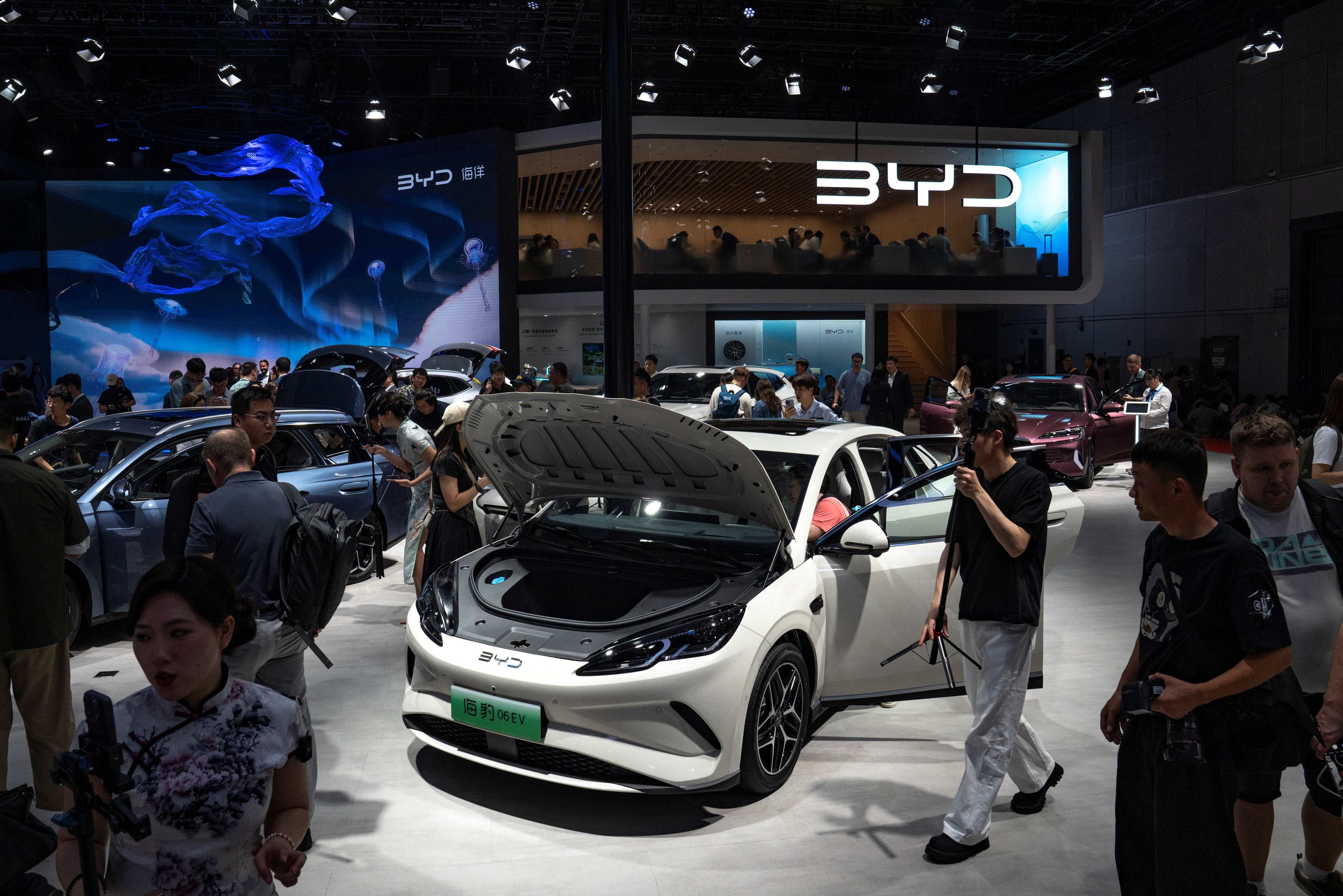 Queda em ações e vendas: BYD enfrenta desafios no mercado de veículos elétricos