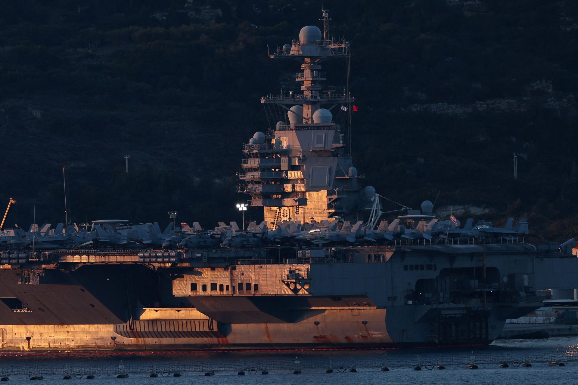 Porta-aviões USS Gerald R. Ford: sistema de esgoto apresenta falhas