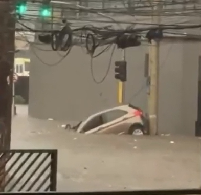 Enchente em Guarulhos deixa pessoas ilhadas e causa alagamentos