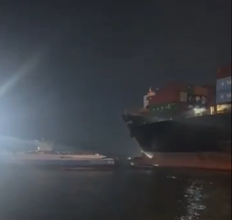 Navio atinge balsas no Porto de Santos: Tripulantes pulam no mar