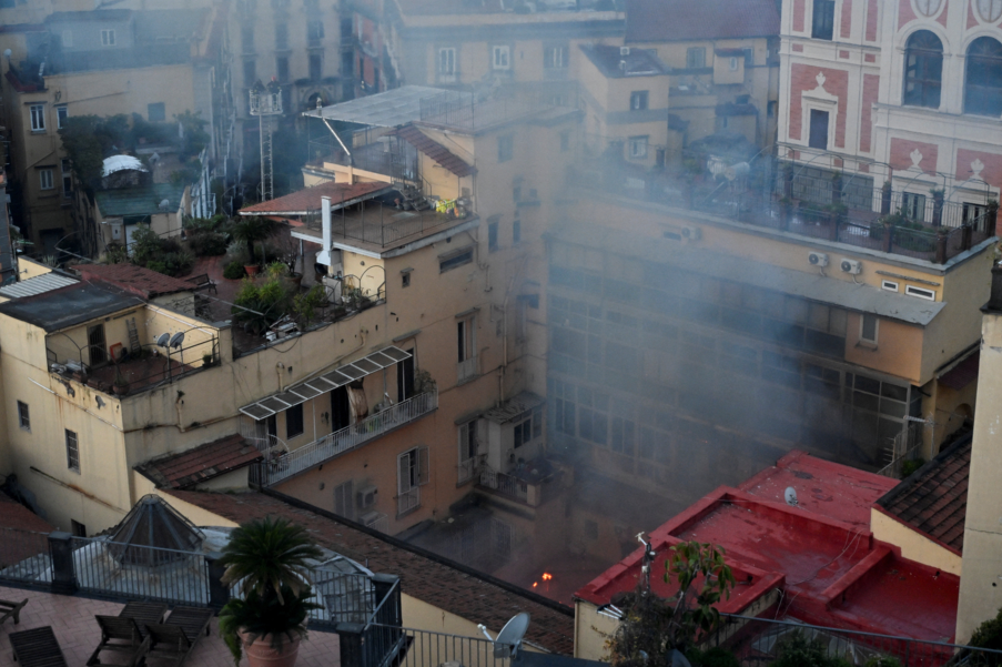 Incêndio destrói Teatro Sannazaro, histórico em Nápoles