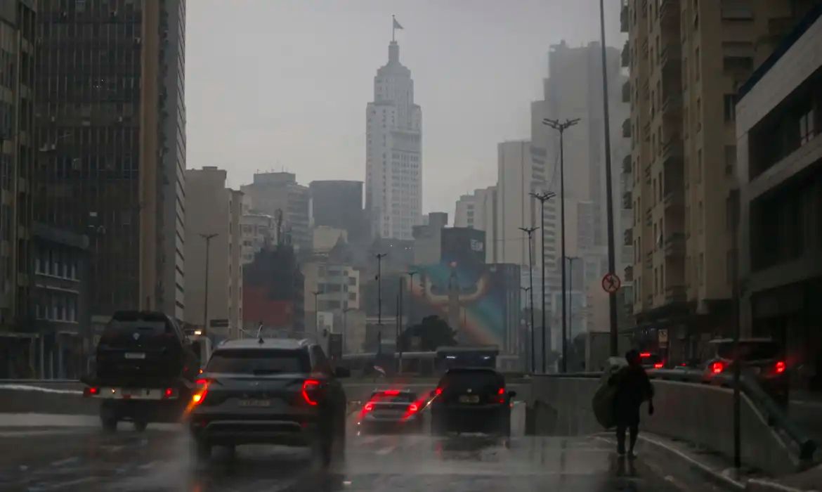 Inmet emite alerta de chuvas intensas em SP e outras regiões do Brasil