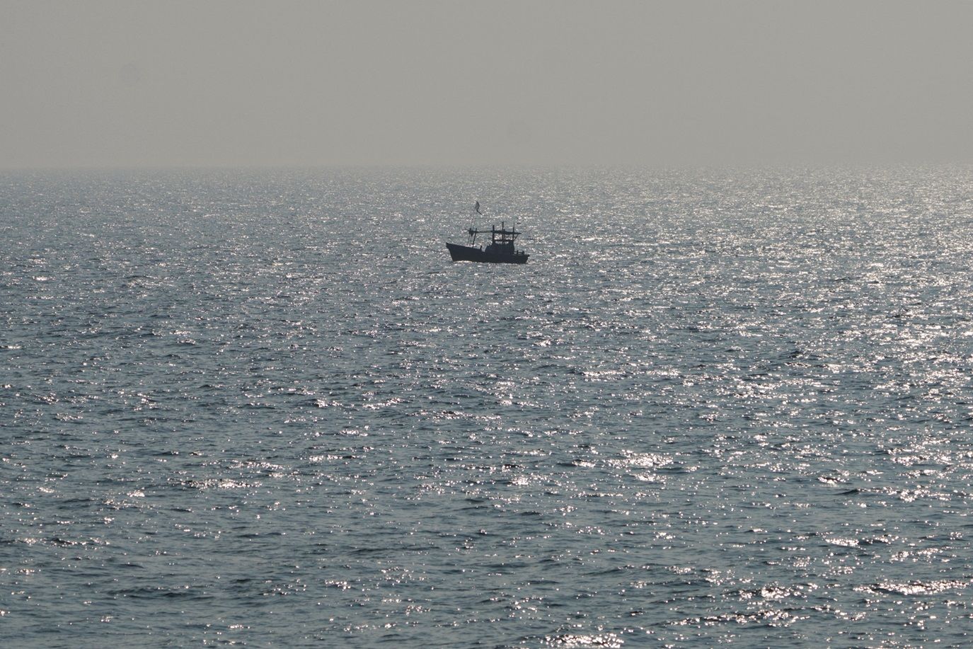 Submarino dos EUA afunda navio iraniano perto do Sri Lanka; 80 mortes