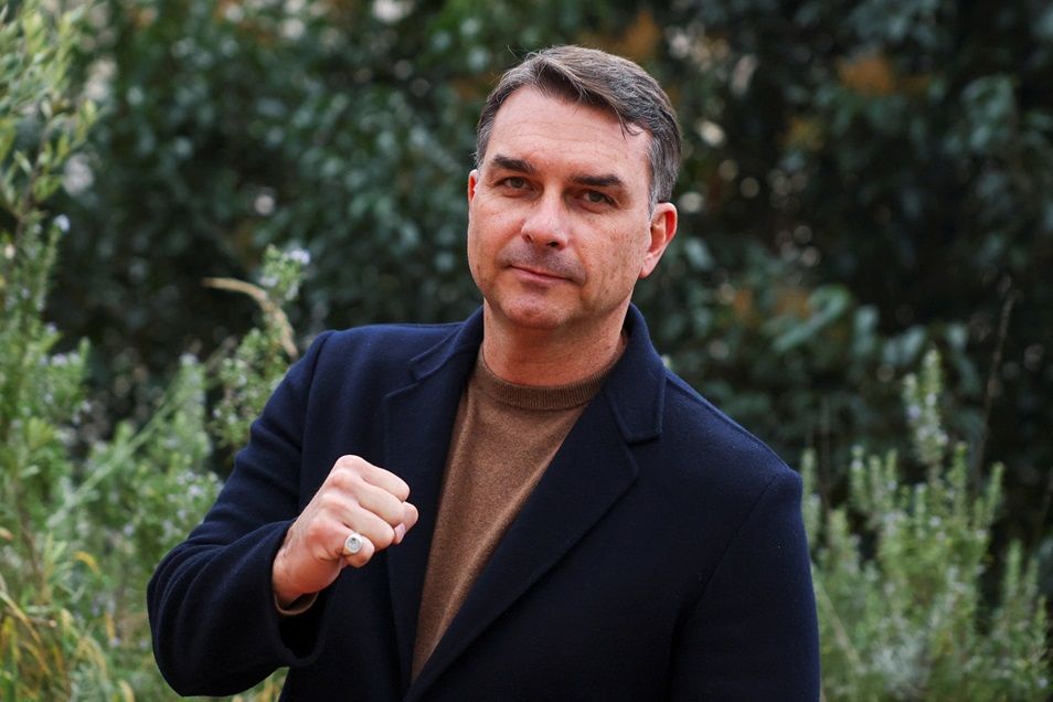 Flávio Bolsonaro inicia pré-campanha com viagens pelo Nordeste e Sul