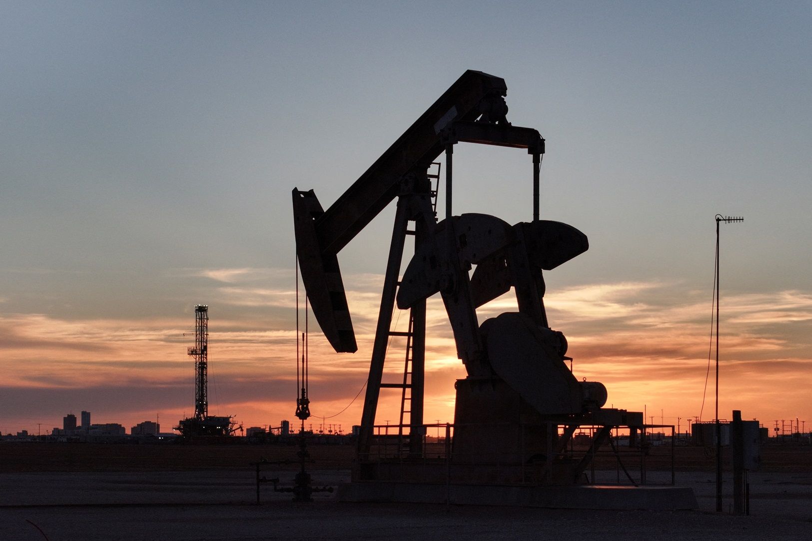 Preços do petróleo sobem com escalada de conflito entre EUA e Irã