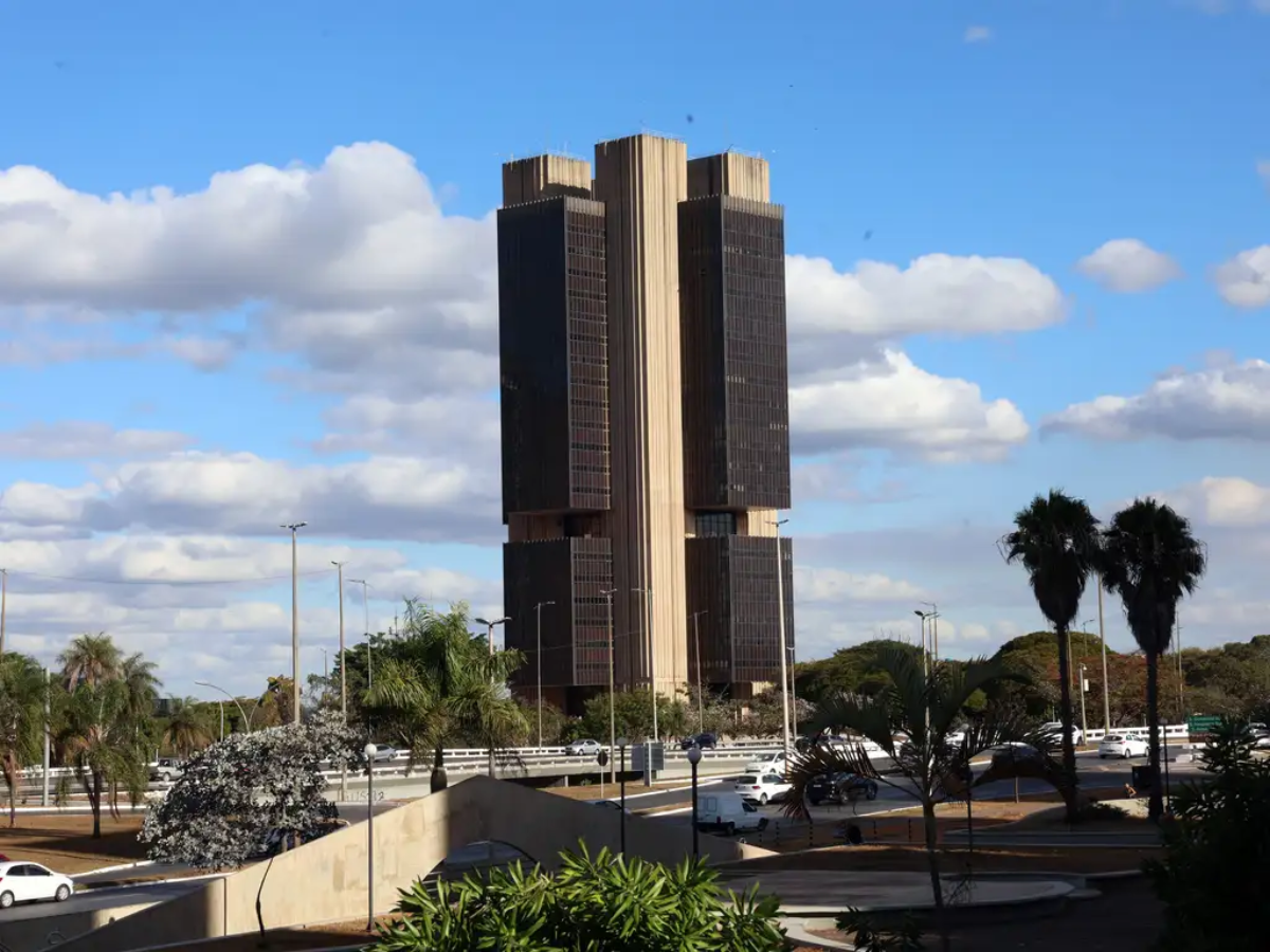 Focus: mercado reduz projeções para dólar e Selic em 2026