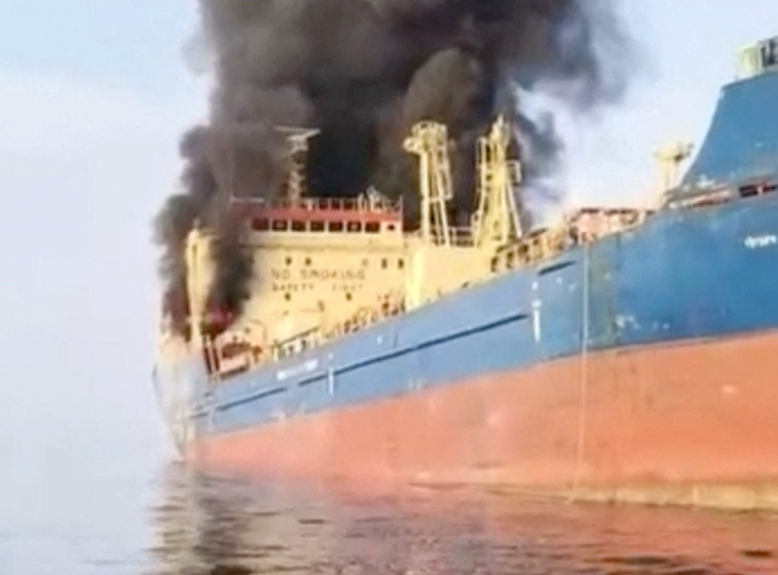 Petroleiro é atingido no Estreito de Ormuz: um morto e tensão na rota de petróleo