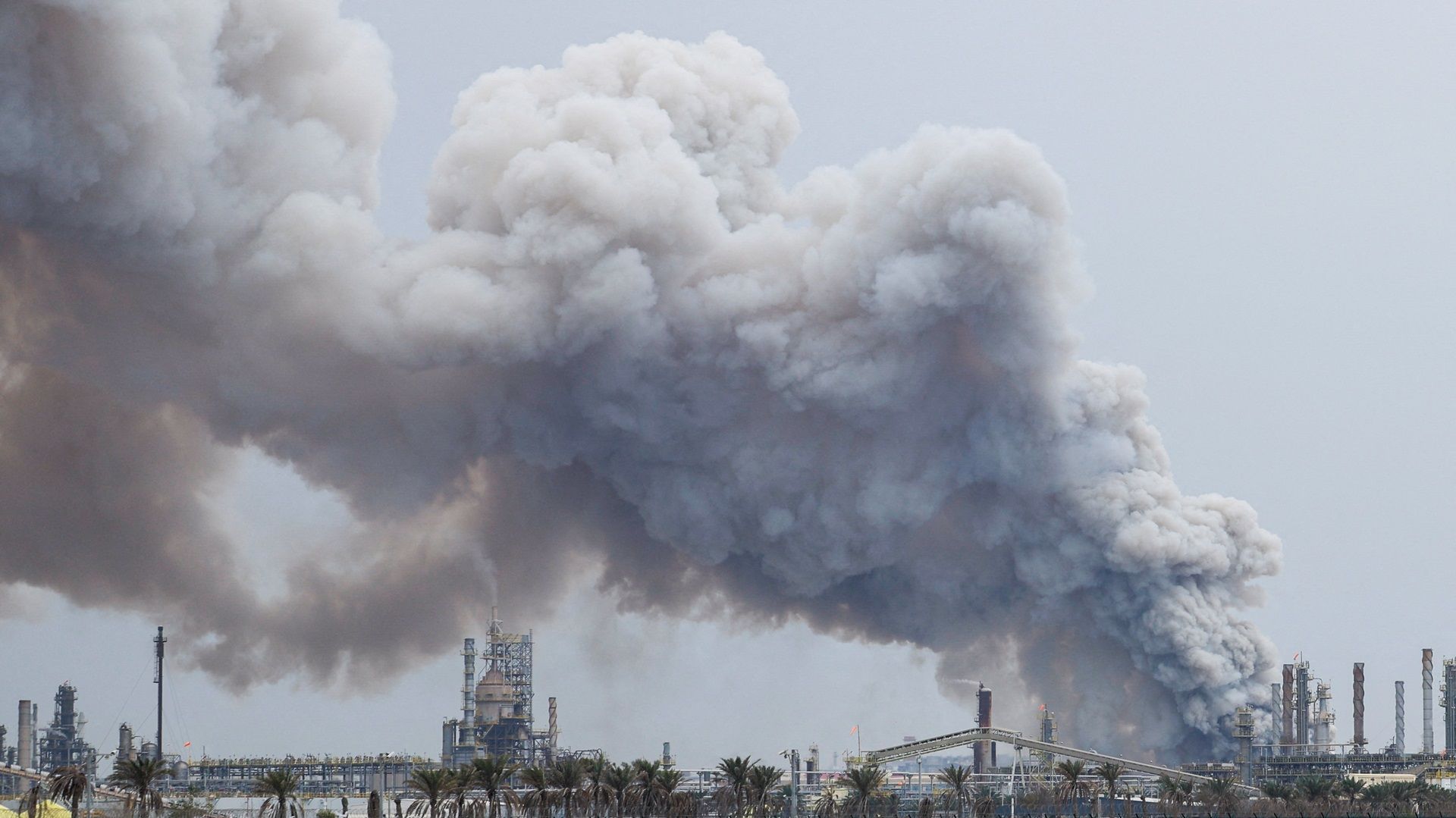Irã ataca base dos EUA e refinaria em meio à guerra, no 10º dia de conflito