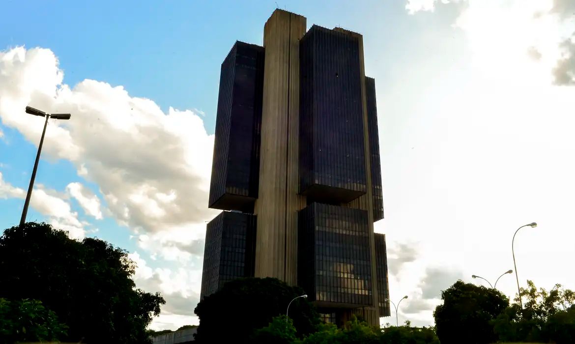 Focus: Mercado mantém projeções para inflação e PIB, mas eleva estimativa da Selic
