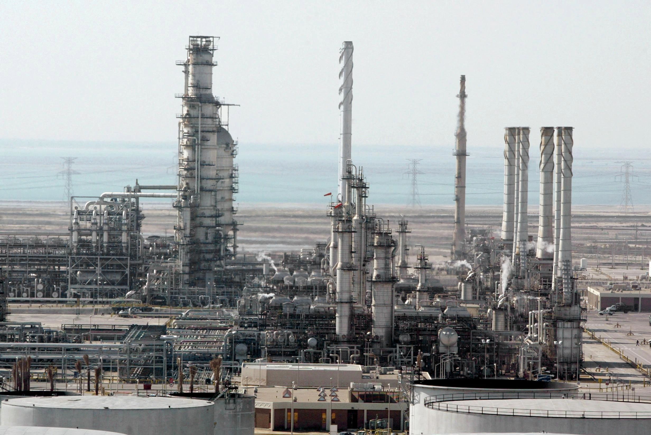 Ataque com drones suspende operações em refinaria da Saudi Aramco na Arábia Saudita