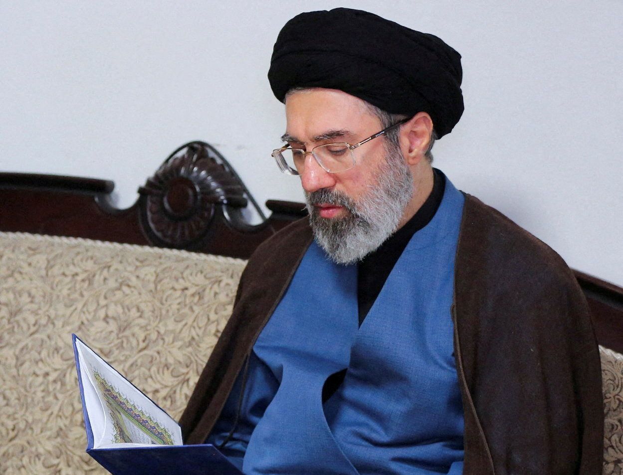 Mojtaba Khamenei, novo líder supremo do Irã, sofre ferimentos leves, diz autoridade