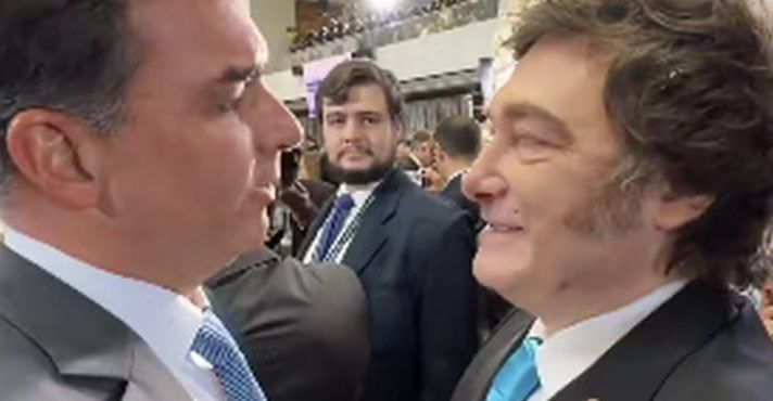 Flávio Bolsonaro agradece a Milei por asilo a condenado do 8 de Janeiro