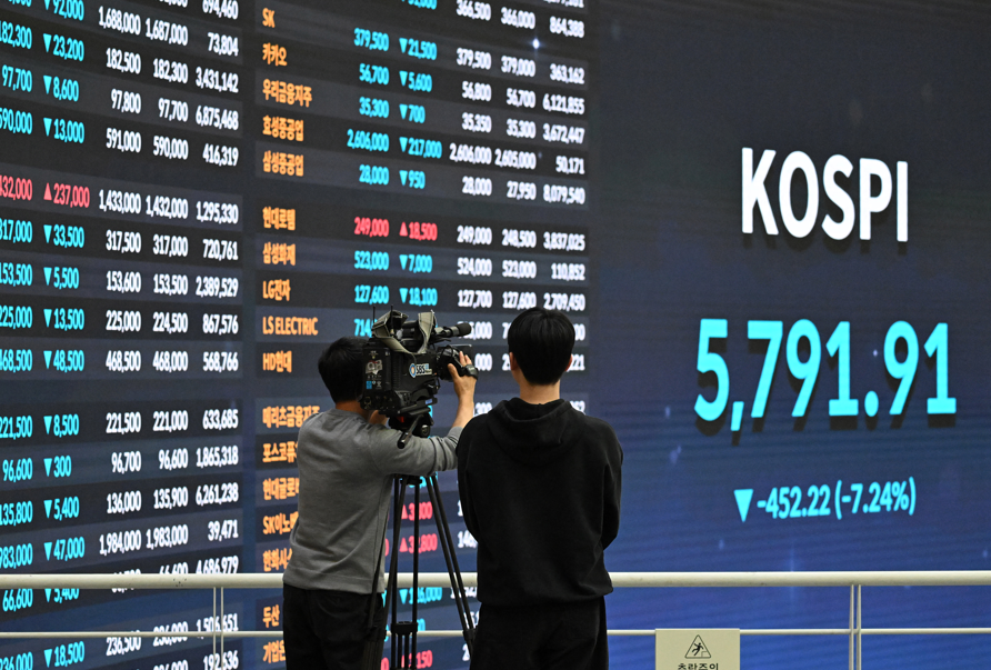 Mercados emergentes sofrem perdas com guerra no Irã e temores sobre inflação