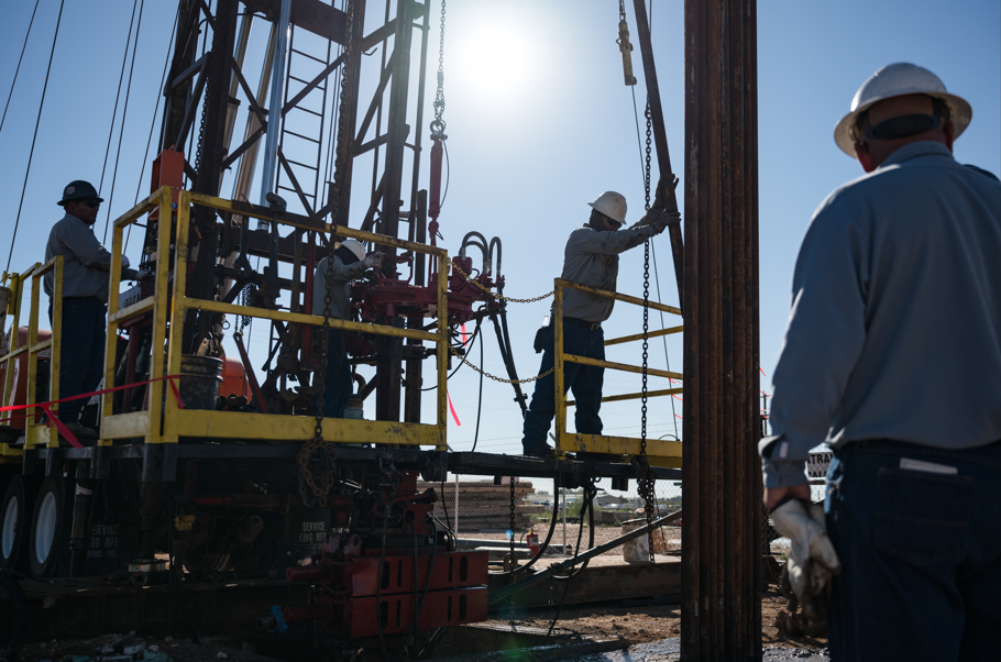 Ações de petroleiras sobem com preço do petróleo acima de US$ 100