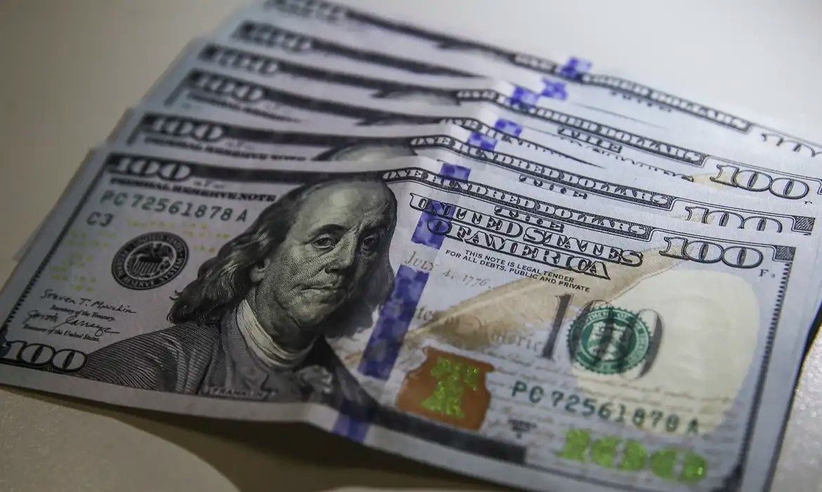 Dólar recua ante o real com influência externa e leilões do Banco Central