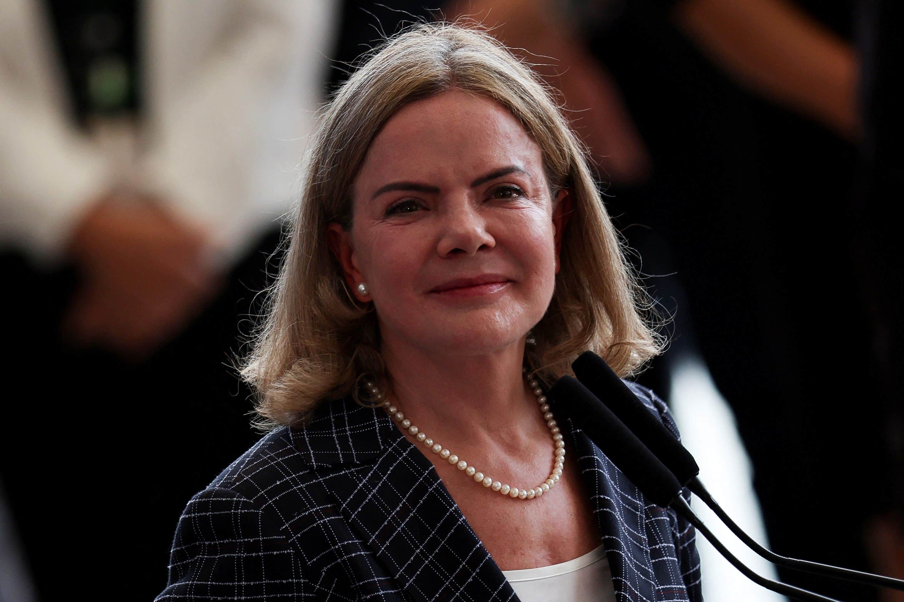 Gleisi Hoffmann critica taxa Selic e juros do cartão de crédito