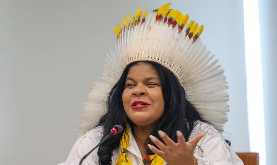 Sonia Guajajara, ministra dos Povos Indígenas, é internada em UTI