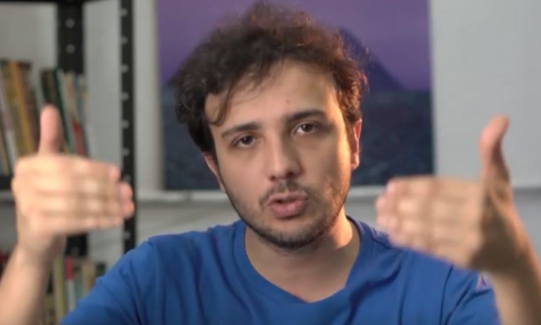 Renan Santos critica Flávio Bolsonaro e o chama de 'retardado'