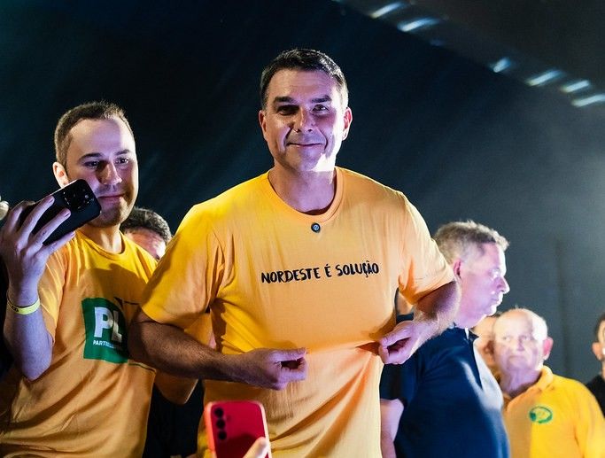 Flávio Bolsonaro defende classificar PCC e CV como terroristas no Nordeste