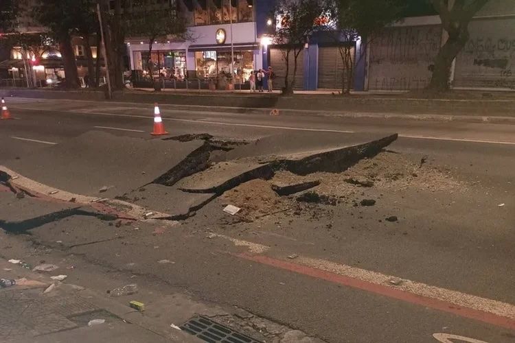Explosão na Rua da Consolação: cratera interrompe trânsito em São Paulo