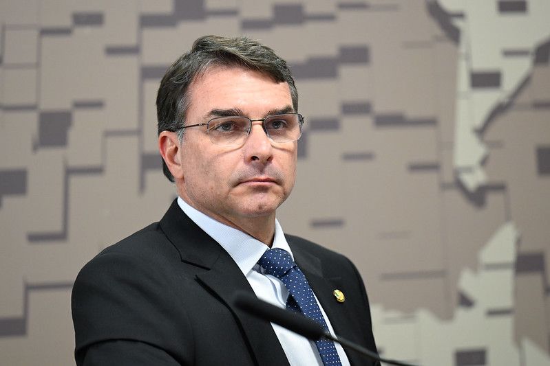 Flávio Bolsonaro diz que doação a campanha de Jair Bolsonaro foi sem contato