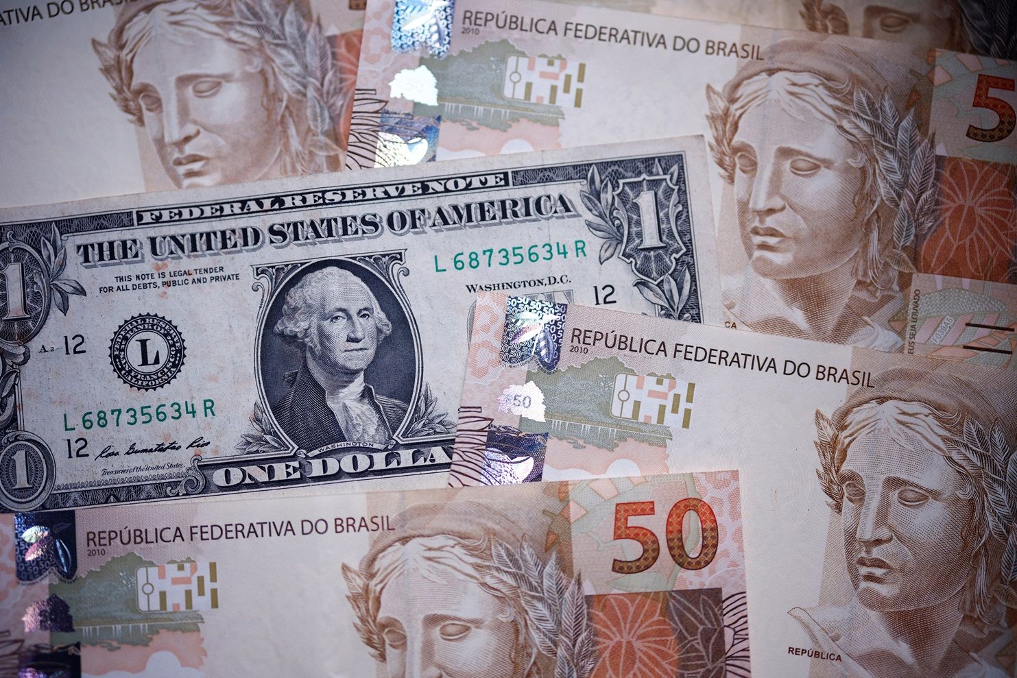 Dólar cai a R$ 5,22 com notícias sobre negociações entre EUA e Irã
